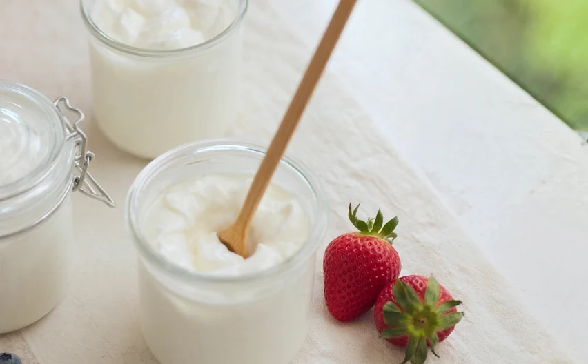 Frascos de yogur natural con fresas y arándanos